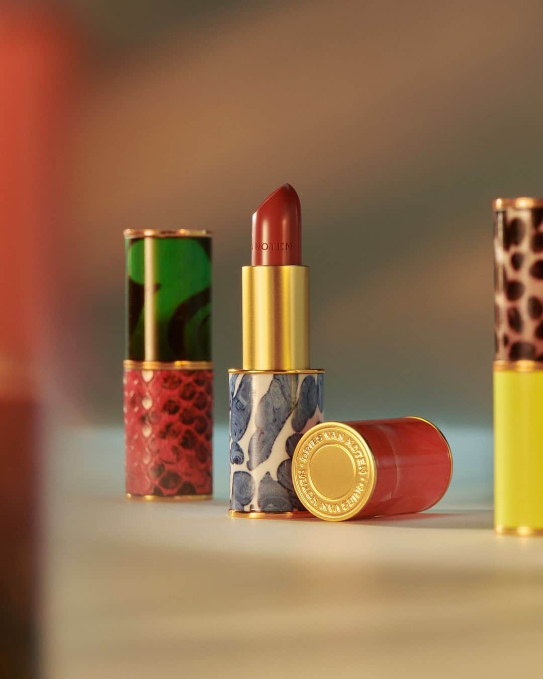 ドリス・ヴァン・ノッテンのインスタグラム：「DRIES VAN NOTEN BEAUTY  Refillable lipstick cases:  Malachite Snake Coral Ceramic Neon Print  The beauty collection is available in stores and on driesvannoten.com  #DriesVanNoten #DVNBeauty」