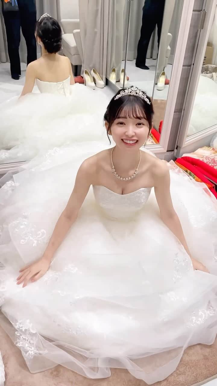 美女naviのインスタグラム：「【美女navi ☻*】wedding dress👗 * * 今回ご紹介させていただく方は❤️ 春野絵美里 さん ▶️▷ @emiri0101_ * * # Repost . . wedding୨୧*。 . . 春野絵美里 さん のアカウントには 他にも素敵な投稿が(*´﹀`) ぜひ覗いてみてくださいね🧡  * * * 美女navi掲載希望の方は⇒ @bijo_navi ❤️と # 美女navi 、# 美女ナビ タグ付け * 10代限定姉妹アカウント 美少女navi掲載希望の方は⇒ @bishojo_navi 💛と # ビショウジョナビ タグ付け * お願いします✨✨ * * 次回もお楽しみに...😍  * * #weddingdress #wedding #ウエディングドレス #ウエディングフォト #ドレスヘア #ウエディングヘア #ホワイトドレス #ティアラ #おだんごヘア #お団子ヘア #暗髪カラー #暗髪 #笑顔 #smile #大人女子  #美肌ケア #女子力向上 #美意識 #美意識向上  #ナチュラルメイク #大人かわいい #大人可愛い」