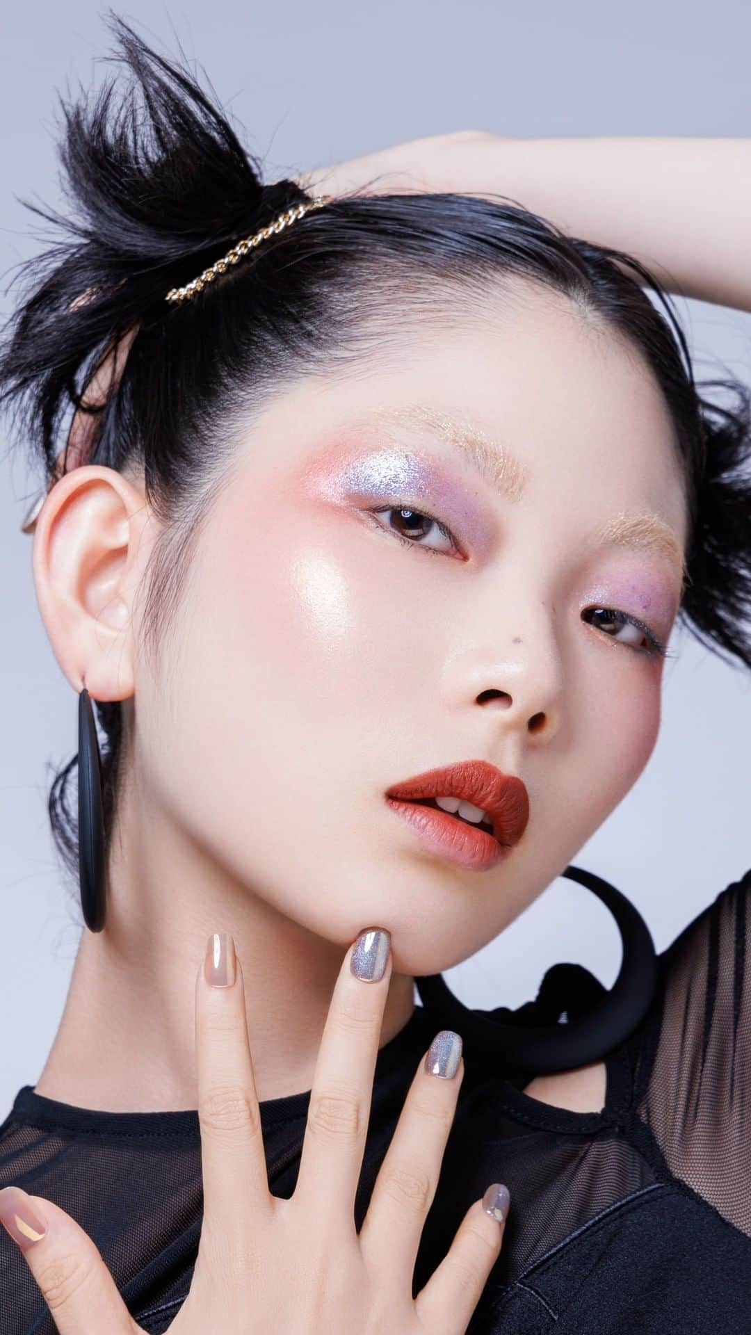 シュウウエムラのインスタグラム：「a dash of ice and spice for a chilly cool-tone metallic makeup moment. 🧊💥 @uchiideafb, shu uemura international artistic director, shows you how.⁠ ⁠ シルバーとちょっとしたスパイスで、アイシーメタリックメイクを。 🧊💥 シュウ ウエムラ インターナショナル アーティスティック ディレクターuchiideがクールトーンメイクアップの作り方を紹介。⁠ ⁠ #shuuemura #シュウウエムラ⁠ #shuartistry #shuuemuraartist ⁠ #makeuptutorial #glittermakeup」