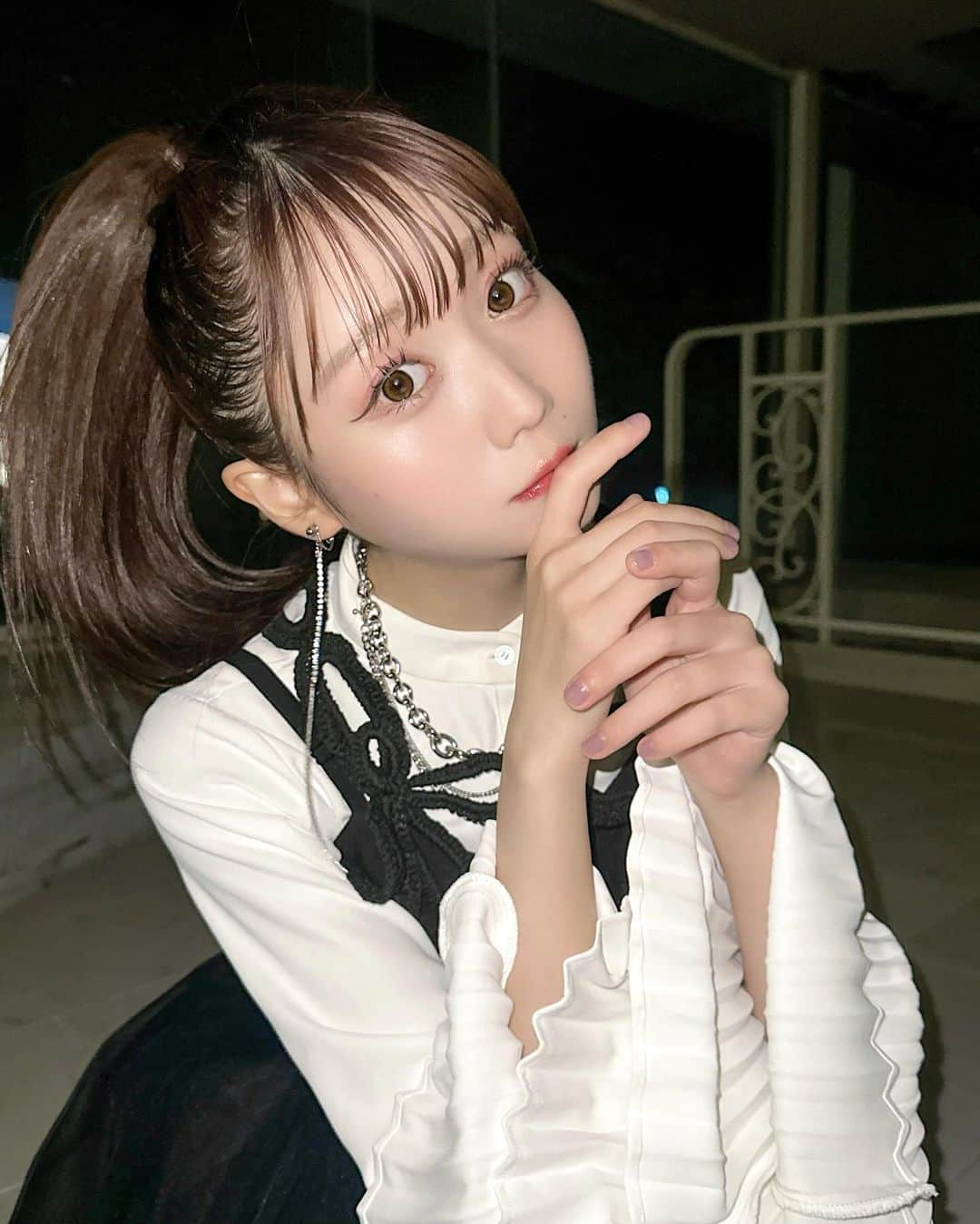 大谷映美里さんのインスタグラム写真 - (大谷映美里Instagram)「「狂想カタストロフィ」 MVオフショット📸🥀  苦しいけど沢山の愛が詰まったこの楽曲🗝️ ダークな感じ、久しぶりで楽しかったです🦾  前髪も束感出していただいて、 いつもの雰囲気とは違ったイメージに💭 沢山観て聴いて下さいね〜🎵」11月25日 23時04分 - otani_emiri