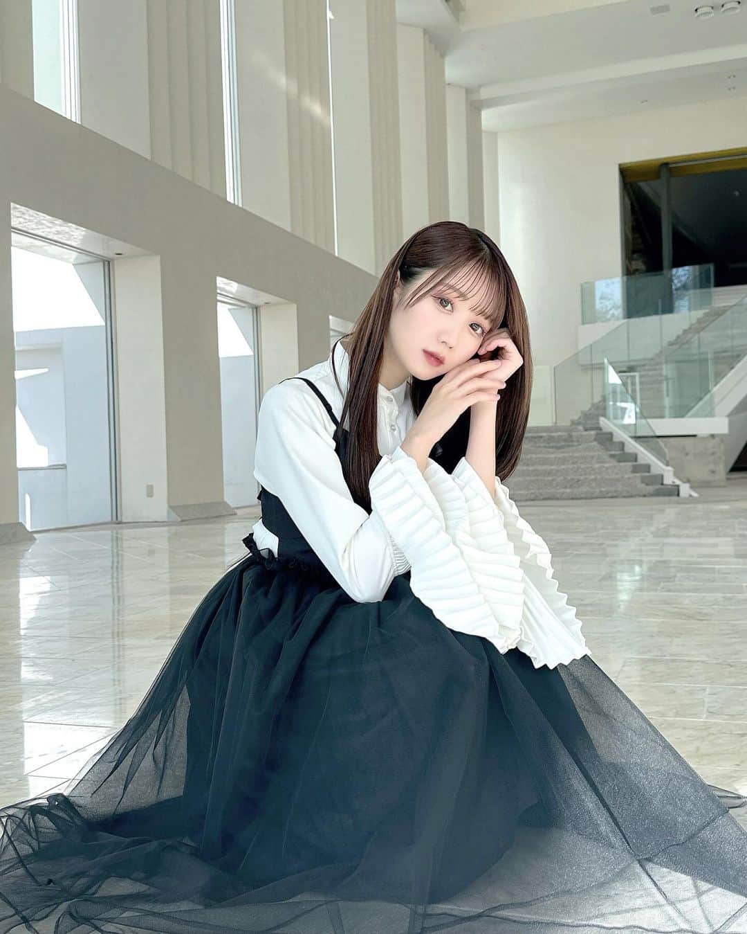 のインスタグラム：「「狂想カタストロフィ」 MVオフショット📸🥀  苦しいけど沢山の愛が詰まったこの楽曲🗝️ ダークな感じ、久しぶりで楽しかったです🦾  前髪も束感出していただいて、 いつもの雰囲気とは違ったイメージに💭 沢山観て聴いて下さいね〜🎵」
