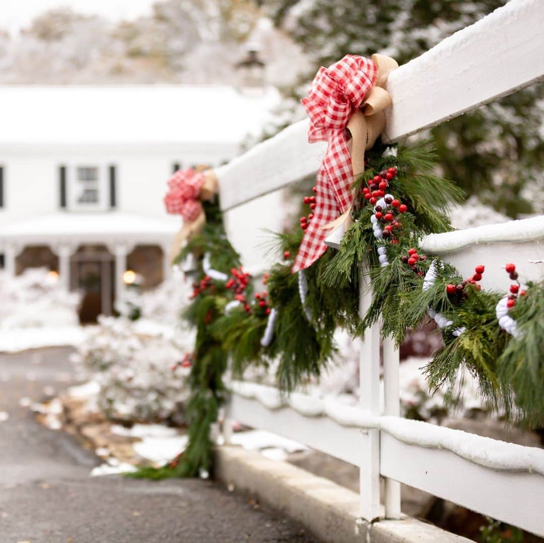 HGTVさんのインスタグラム写真 - (HGTVInstagram)「❗️Holiday Decorating Mistakes + How to Avoid Them❗️⁠ ⁠ The holidays can be stressful enough as it is. Follow these tips and your house will be the talk of the neighborhood ... but for all the right reasons 👍️⁠ ⁠ Here are a few mistakes that made the list ⬇️⁠ 1. A dry Christmas tree⁠ 2. Too many inflatables⁠ 3. A naked mantel⁠ 4. Only decorating the main spaces ⁠ 5. Too many outdoor decorations⁠ ⁠ Head to the 👉️ link in bio for the season-saving solutions and to see what else made the list. #HGTVLiving⁠」11月25日 23時08分 - hgtv