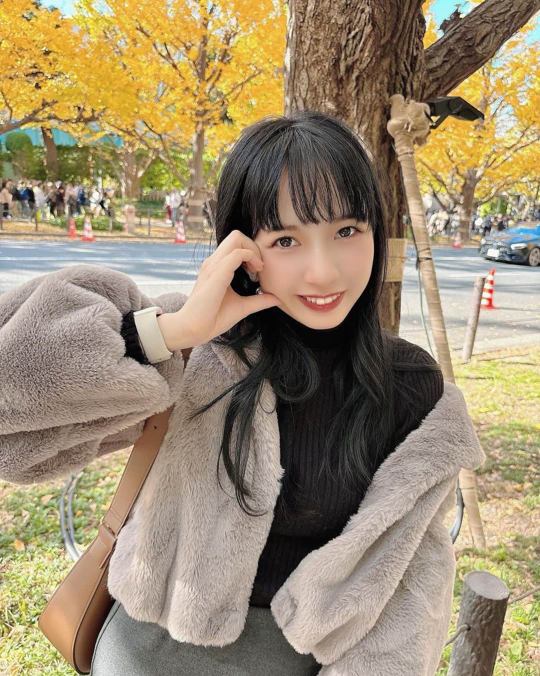 はるちろのインスタグラム：「秋ちろ🍂 そして切りすぎた前髪。 #イチョウ並木」