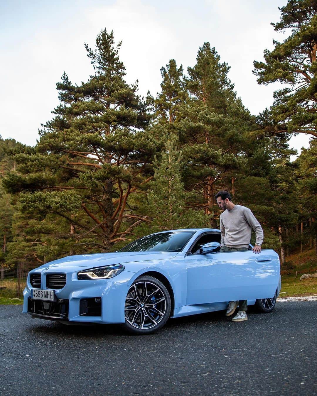 BMWのインスタグラム：「Gliding through these autumnal streets 🍂  📸: @bmw.bymycar.madrid @alvaroiglesiass #BMWRepost   The BMW M2. #THEM2 #BMWM #M2 #BMW #MPower __ BMW M2: Combined fuel consumption: 10.2–9.6 l/100 km. Combined CO2 emissions: 231–218 g/km. All data according to WLTP. Further info: www.bmw.com/disclaimer」