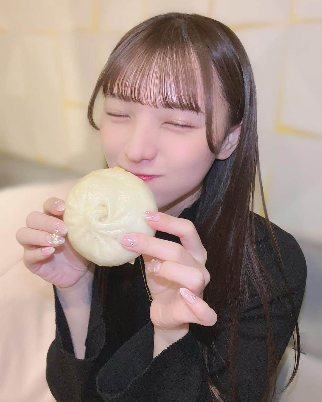 茉城奈那さんのインスタグラム写真 - (茉城奈那Instagram)「大阪といえば551！美味しいよね〜🥺 ⁡ ツアー大阪の日沢山食べちゃった！ 大阪でこれは食べた方がいいよっておすすめあったら教えてください🫶🏻 ⁡ ⁡ ⁡ ⁡ #アイドル #地下アイドル #idol #ınstagood #ヘアアレンジ #ピンクブラウン #ブラウンカラー #グレージュ #大阪グルメ #大阪遠征」11月25日 23時12分 - nanchan_1010