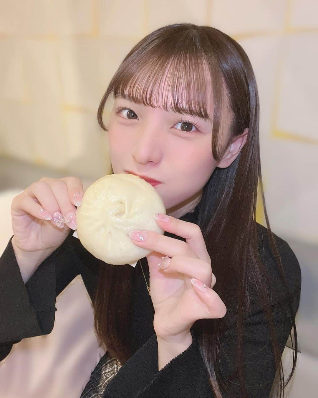 茉城奈那のインスタグラム：「大阪といえば551！美味しいよね〜🥺 ⁡ ツアー大阪の日沢山食べちゃった！ 大阪でこれは食べた方がいいよっておすすめあったら教えてください🫶🏻 ⁡ ⁡ ⁡ ⁡ #アイドル #地下アイドル #idol #ınstagood #ヘアアレンジ #ピンクブラウン #ブラウンカラー #グレージュ #大阪グルメ #大阪遠征」