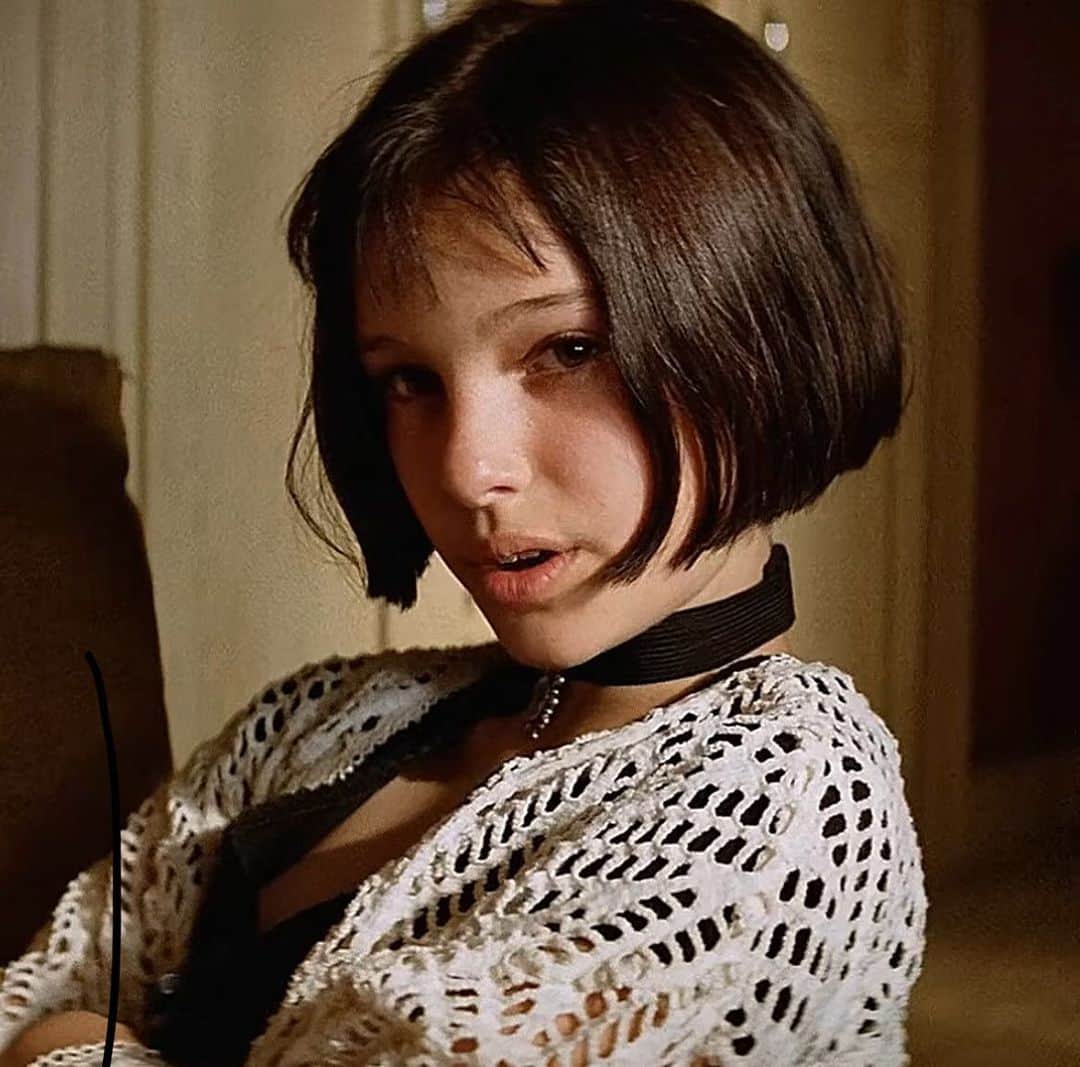 青木大輔のインスタグラム：「僕がカットのインスピレーションにした(させてもらった)映画のヘアースタイル！  先ずはLEONのナタリー・ポートマン演じたマチルダのボブ。　 レングスといい、少し前下がりのラインといい 完璧ですね〜めちゃくちゃ可愛いです！  次に17歳のカルテのアンジー。 この映画は二日酔いで1人で恵比寿に観に行ったんですけど、映画が凄すぎて二日酔い治りました😂 アンジーのオン眉な前髪がめちゃ良くて、次の日くらいにお客さんに同じ前髪しました！  トゥルーロマンスのパトリシア・アークエット。 この映画大好きで、20回くらい観ました！ 題名通りでピュアなんですよ〜 髪型もですけど、パトリシアが可愛いです！  KIDSのクロエ・セヴィニーのマッシュショート。 スタイリングで前髪下ろしたりオデコ出したりと良い感じ。 丸みあるショートは僕の大得意です！ クロエの雰囲気好きです！  最後、ロングで前髪のイメージで大好きなのがジェーン・バーキン。 この感じですよ！なんていうか、ただ前髪あるってのじゃなくて、センスあっての全体のバランス。 いつもこの感じ狙ってカットしてます😎👍🏽  どうでしょう〜 映画やドラマのヘアースタイルって時々ドキッとしますよね。 そんな時は覚えておいて伝えてください。 そのテイスト入れたヘアーにしますよ！😉 #tiechel #movie #actress #hairstyle #leon #17歳のカルテ #trueromance #kids」