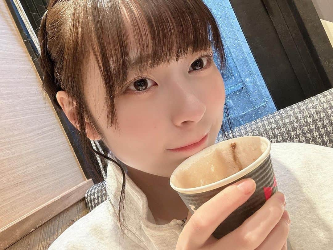 比嘉ゆめののインスタグラム：「こんばんはー！ 最近今年一年を振り返ってるー！  今年は夏が暑さにやられてしまったり 考えすぎてしまったりしていたから反省が多いー！  でも冬が来てからすんごく楽しくてわくわくしてるよ！ 来年はもっともっと びっくびっくびっくすーぱーアイドルになりたいぞー！✨ 今年振り返るのはやいよねきっと まだあと1ヶ月あるね！  年末色んなライブがあるので どのライブも100パーでがんばれるようにがんばるー！ みんなは今日どんな日を過ごしたのかなー？ 年明けの瞬間なにするのかなー？  常にいろんなこと頭の中で考えてるひがさんでした〜🍀 みんなにゆめのの頭の中のぞいてほしい  おやすみー！😴」