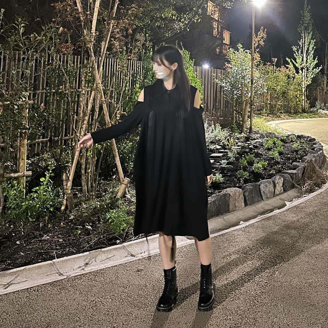 根岸愛さんのインスタグラム写真 - (根岸愛Instagram)「👗✨👗 @litzy__official のお洋服届いた✨ シルエット可愛い🥺💕 しかもワンピースなのに 両脇にポケット付いてるのポイント高すぎる😭✨ 初めて着たけどとっても気に入ったし どの服もタイプだから選ぶの大変だった❣️ 似合ってる？🐈✨ . #ootd #fashion #litzyoficial  #私服 #ねぎ私服 #ねぎしふく #モノトーンコーデ #ワンピース」11月25日 23時12分 - negishiai927