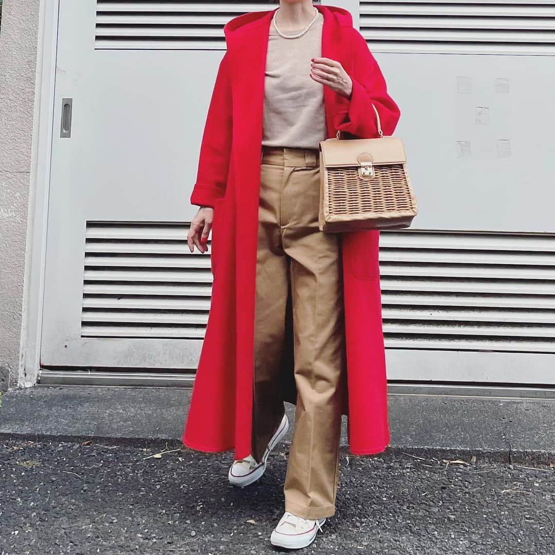 canariaのインスタグラム：「_  毎年着るのが楽しみな 真っ赤なコート  tops #zara pants #gu coat #milaowen  shoes #converse bag #ebagos necklace #canariaaccessory   #アラフィフファッション #50代ファッション #大人カジュアル #canariacoordinates」