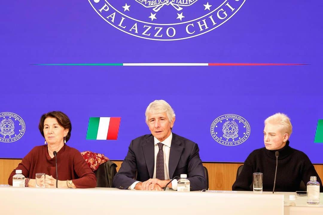 ベアトリーチェ・ヴィオのインスタグラム：「Insieme per combattere la violenza sulle donne.  Diffondiamo il rispetto!   #1522 #25novembre」