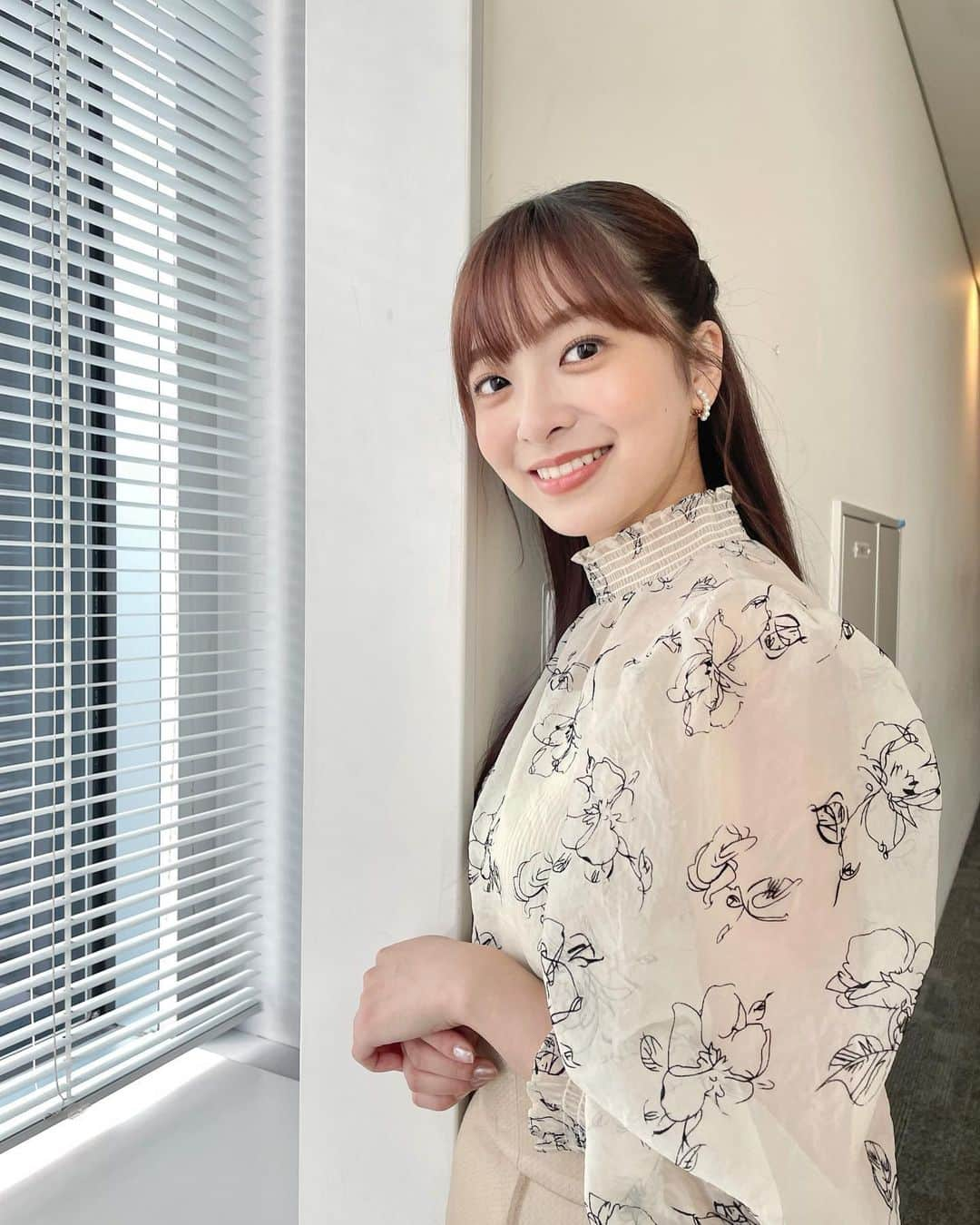 菊池柚花さんのインスタグラム写真 - (菊池柚花Instagram)「. 最近急に寒くなってきましたね〜🥶  先日実家に帰ったときに、みかんを大量にもらったので毎日食べてビタミンを補給しています🍊 イルミネーションが点灯したり、いよいよ冬到来ですね❄️  12月はみなさんにお会いできるイベントや大事なお仕事が控えているので、体調管理をしっかりします🫡  みなさんも暖かくしてお過ごしくださいね☺︎」11月25日 23時17分 - kikuchiyuuka