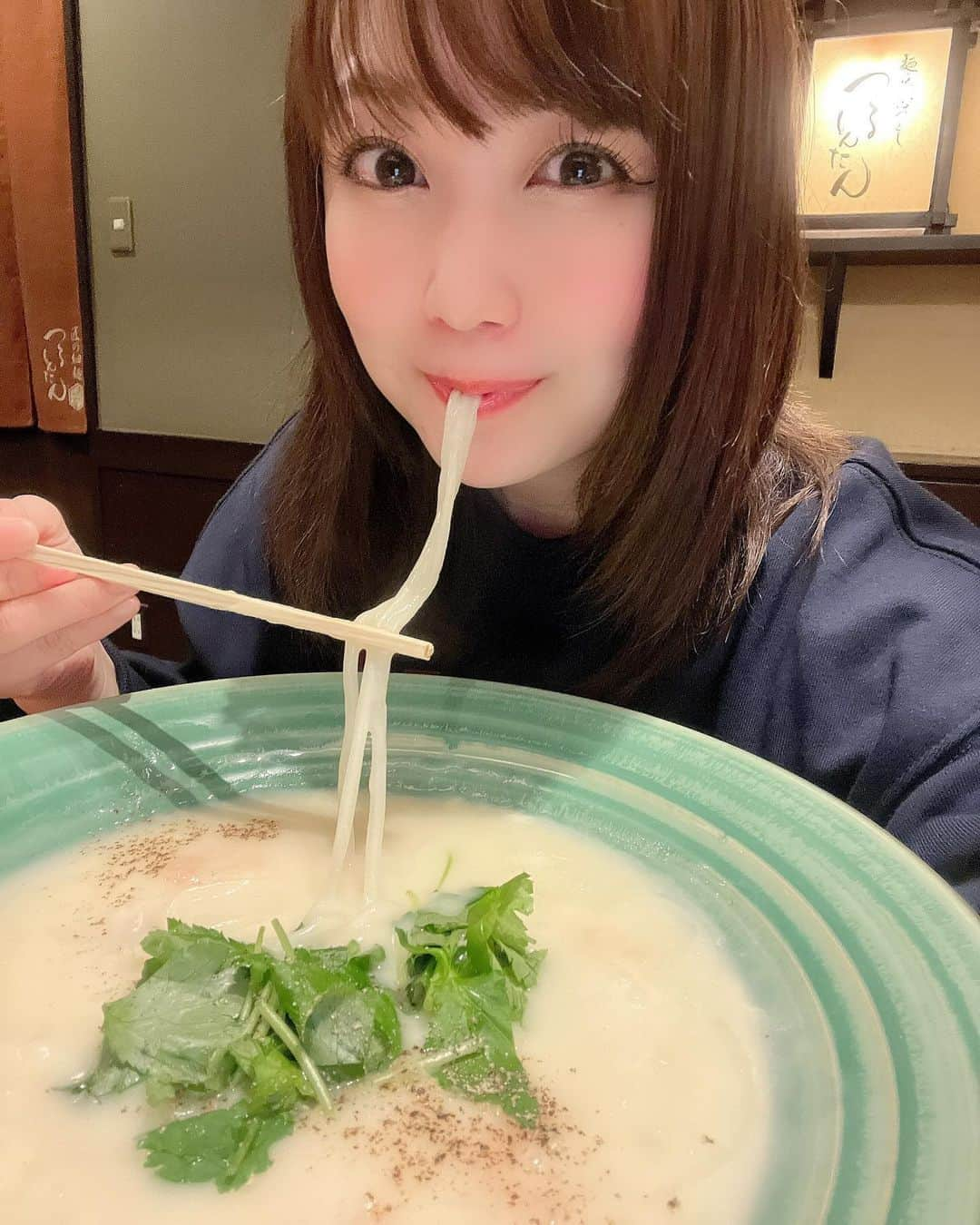 嶋梨夏のインスタグラム：「えへえへ🥰 . . . . . #被写体 #お仕事依頼受付中 #つるとんたん #うどん #Udon #おうどん #もぐもぐ #いっぱい食べる君が好き #むちむち #ぷに子 #アラサー女子 #平成元年生まれ #150cm #ファインダー越しの私の世界 #ポートレート #ポートレート撮影 #女優 #actress #photooftheday #JAPAN #japanesegirl #instagood #followme #ricashima #嶋梨夏」