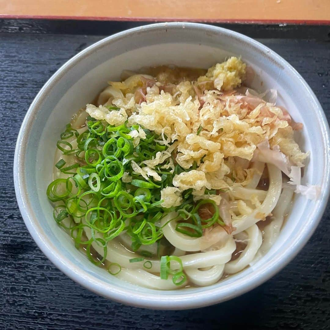 小宮山雄飛さんのインスタグラム写真 - (小宮山雄飛Instagram)「讃岐うどんはやっぱり美味しかった！ ライブ前に うどん2軒はしご ヤドン公園 道の駅 もはやホフディラン慰安旅行か！？ #うどん県　#讃岐うどん」11月25日 23時18分 - yuhikomiyama