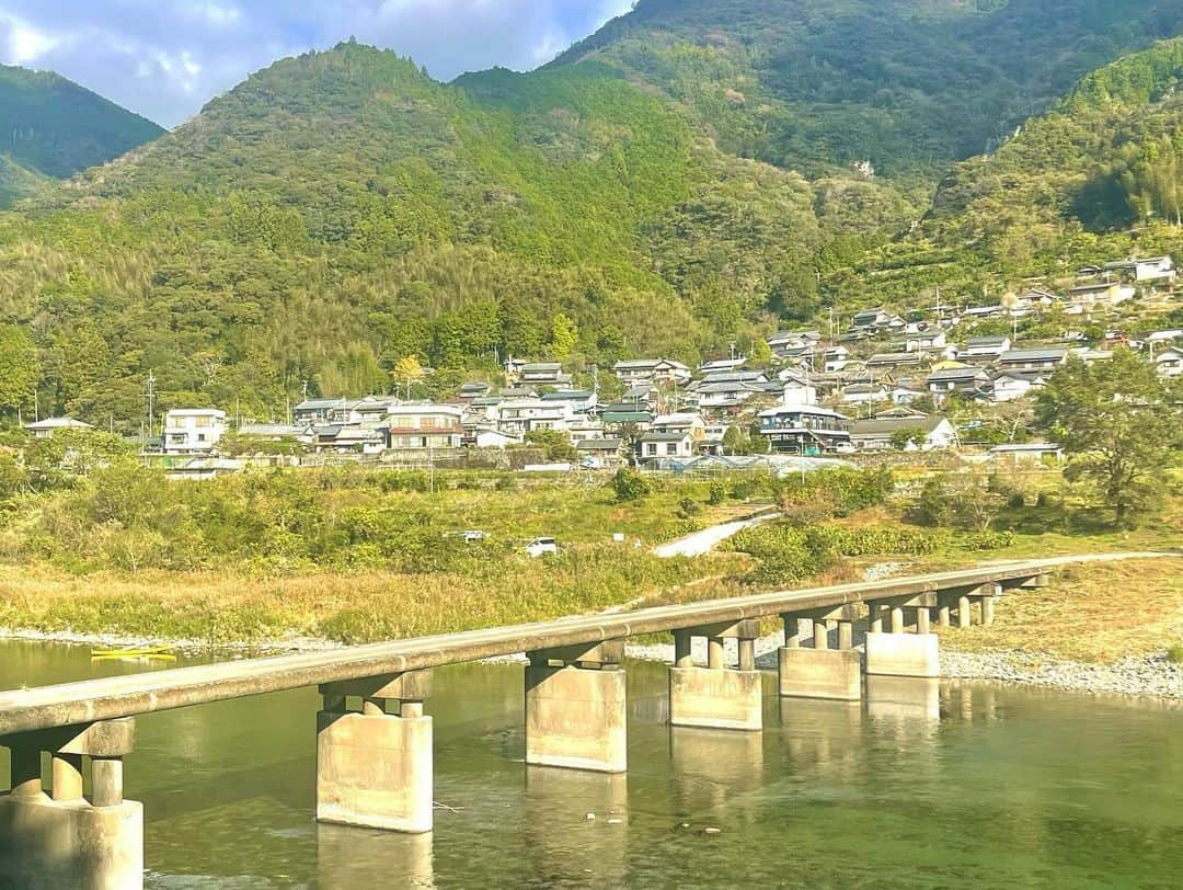 前園真聖さんのインスタグラム写真 - (前園真聖Instagram)「年内最後の自転車旅が終わりました。 秋の高知は天気にも恵まれて素晴らしい旅になりました！ 番組で四国を旅して7年、四国の皆さんと共に旅をしてきました。また皆さんとの出会いを楽しみに、旅を続けられたらと思っています🫰 #四国ともたび  #四国 #高知 #自転車」11月25日 23時20分 - maezono_masakiyo