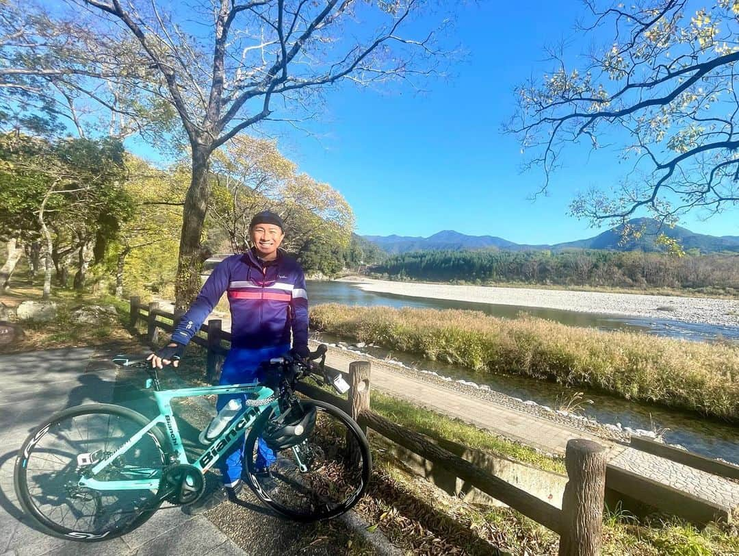 前園真聖さんのインスタグラム写真 - (前園真聖Instagram)「年内最後の自転車旅が終わりました。 秋の高知は天気にも恵まれて素晴らしい旅になりました！ 番組で四国を旅して7年、四国の皆さんと共に旅をしてきました。また皆さんとの出会いを楽しみに、旅を続けられたらと思っています🫰 #四国ともたび  #四国 #高知 #自転車」11月25日 23時20分 - maezono_masakiyo