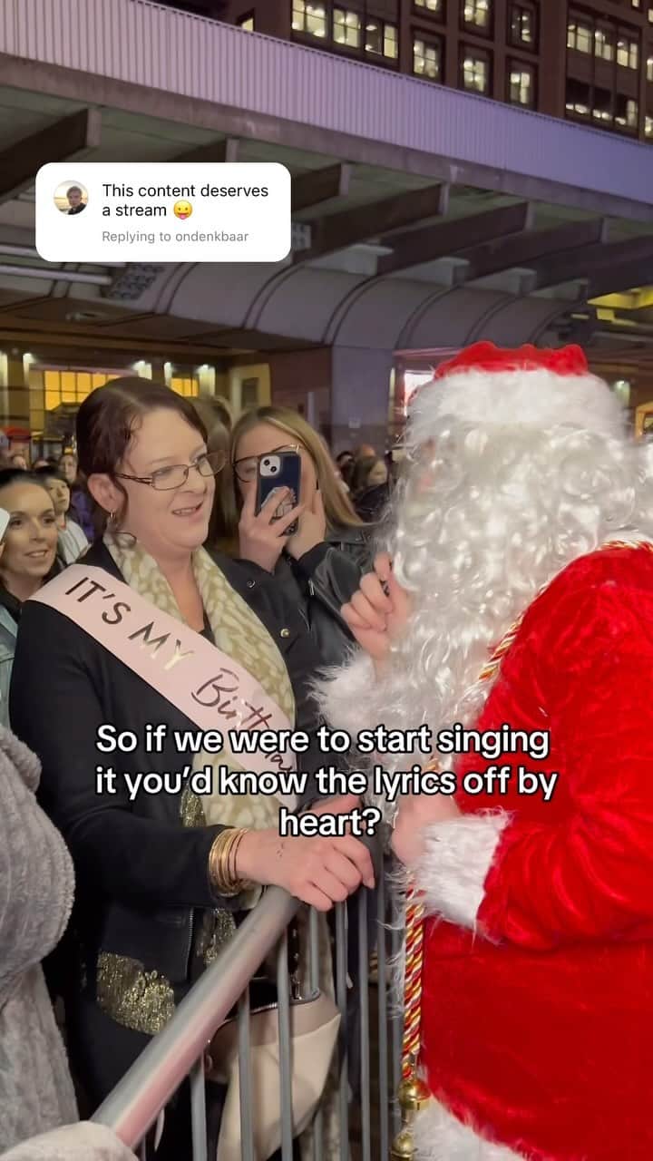 エラ・ヘンダーソンのインスタグラム：「Fake it till you make it! 😂💖 Keep streaming so you can sing along this Christmas 😜🎄✨ @cianducrot #RestOfOurDays E x x   #christmas #comedy #undercover #christmasmusic #london」