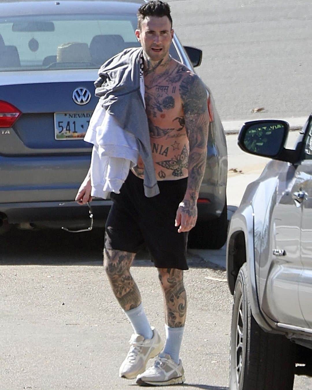 Just Jaredさんのインスタグラム写真 - (Just JaredInstagram)「Adam Levine goes shirtless as he wraps up a morning workout with a friend. #AdamLevine Photos: Backgrid」11月25日 23時25分 - justjared