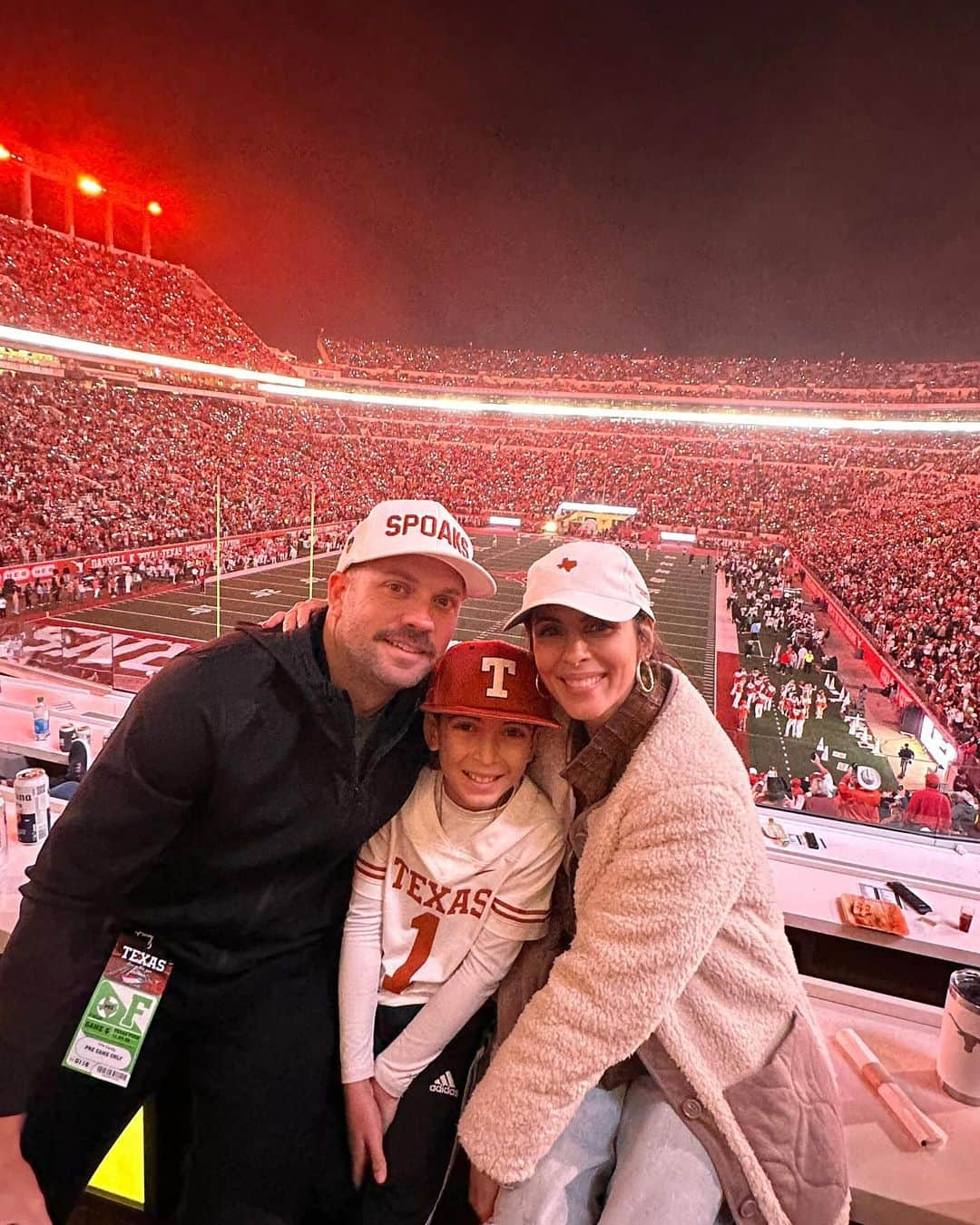 ジェイミー=リン・シグラーさんのインスタグラム写真 - (ジェイミー=リン・シグラーInstagram)「I guess we’re Texans now. Thanks to my girl @kelti_lately for the BEST night with this crew ❤️」11月25日 23時27分 - jamielynnsigler