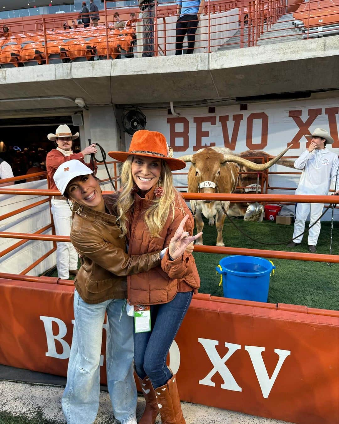 ジェイミー=リン・シグラーさんのインスタグラム写真 - (ジェイミー=リン・シグラーInstagram)「I guess we’re Texans now. Thanks to my girl @kelti_lately for the BEST night with this crew ❤️」11月25日 23時27分 - jamielynnsigler