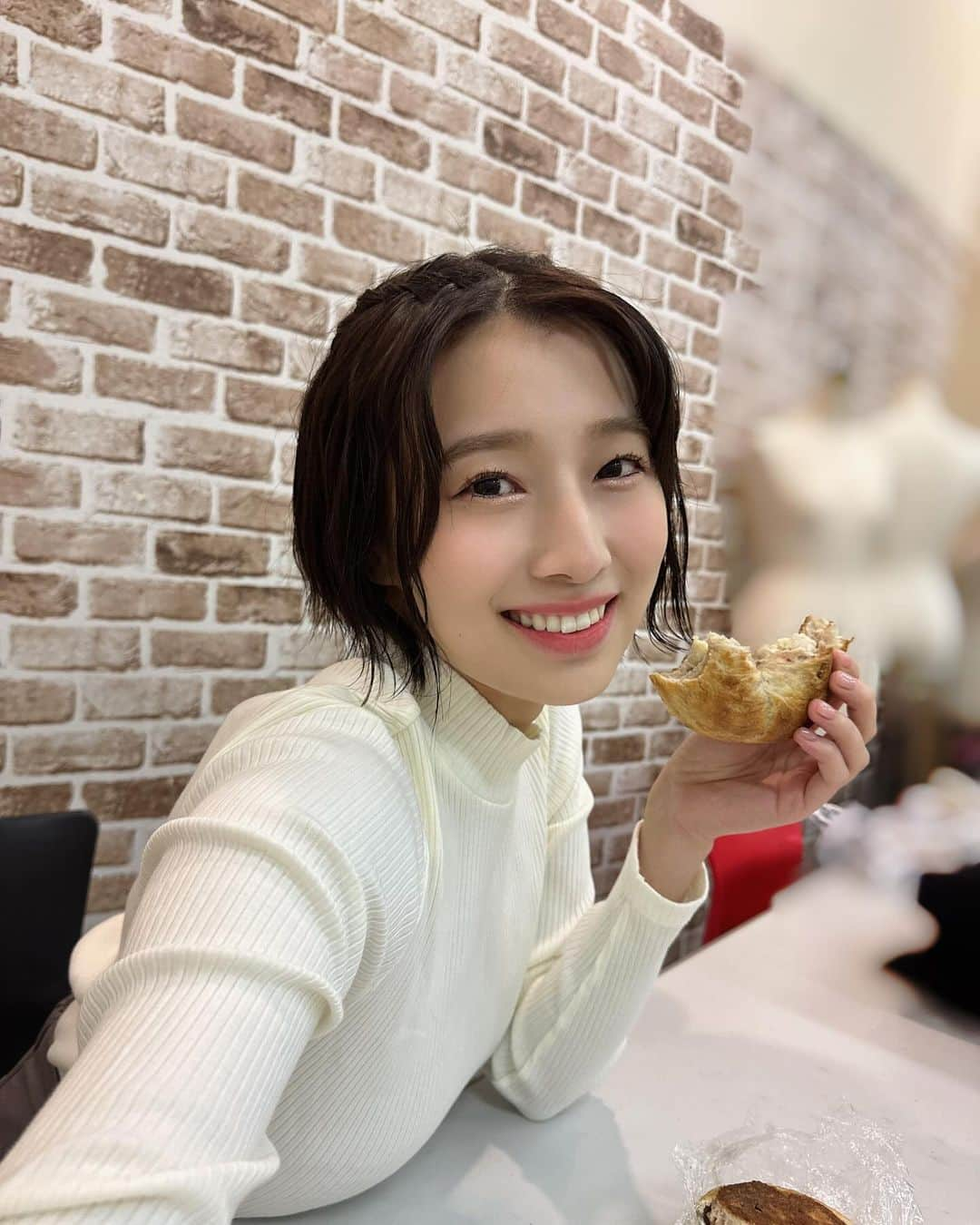 安部若菜さんのインスタグラム写真 - (安部若菜Instagram)「マイブーム、ベーグル🥯  パン、好き？  #ユニクロ#grl#グレイル#ニット#白ニット#リブニット#ショート#ショートヘア#ショートヘアアレンジ#ベーグル」11月26日 19時30分 - _wakapon_