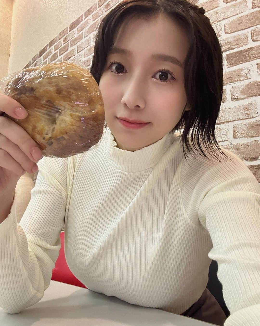 安部若菜さんのインスタグラム写真 - (安部若菜Instagram)「マイブーム、ベーグル🥯  パン、好き？  #ユニクロ#grl#グレイル#ニット#白ニット#リブニット#ショート#ショートヘア#ショートヘアアレンジ#ベーグル」11月26日 19時30分 - _wakapon_