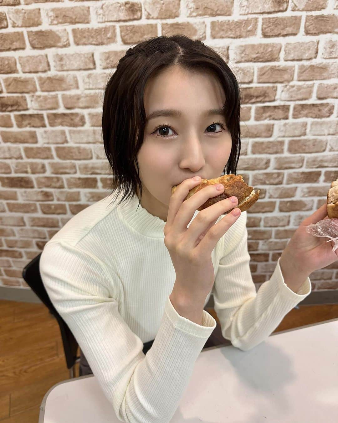 安部若菜さんのインスタグラム写真 - (安部若菜Instagram)「マイブーム、ベーグル🥯  パン、好き？  #ユニクロ#grl#グレイル#ニット#白ニット#リブニット#ショート#ショートヘア#ショートヘアアレンジ#ベーグル」11月26日 19時30分 - _wakapon_