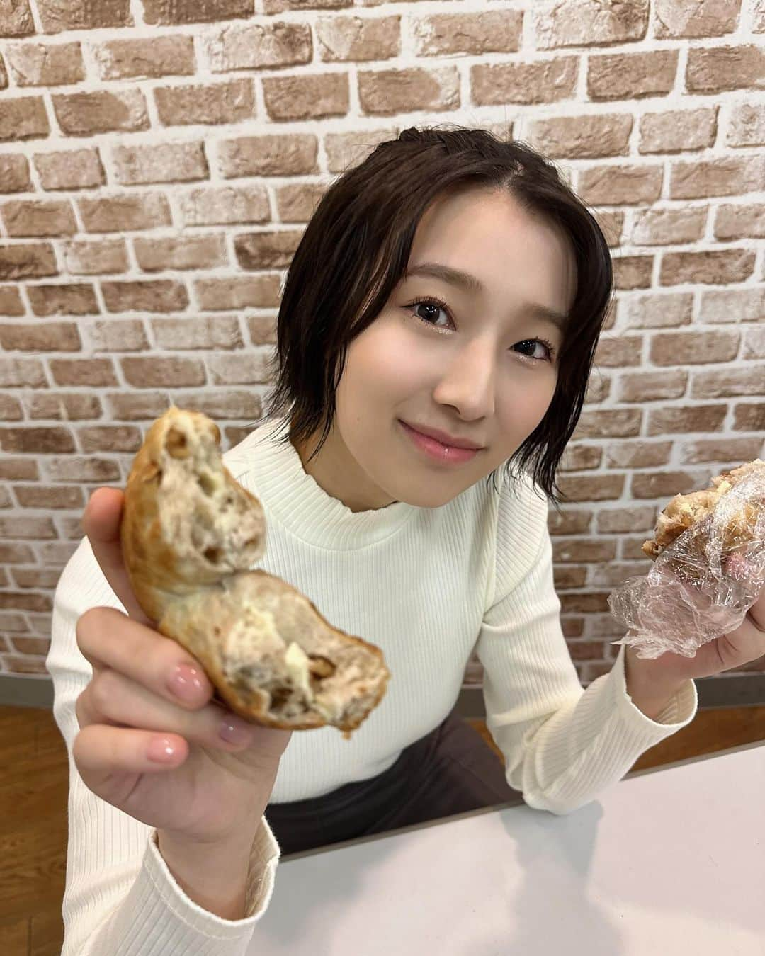 安部若菜さんのインスタグラム写真 - (安部若菜Instagram)「マイブーム、ベーグル🥯  パン、好き？  #ユニクロ#grl#グレイル#ニット#白ニット#リブニット#ショート#ショートヘア#ショートヘアアレンジ#ベーグル」11月26日 19時30分 - _wakapon_