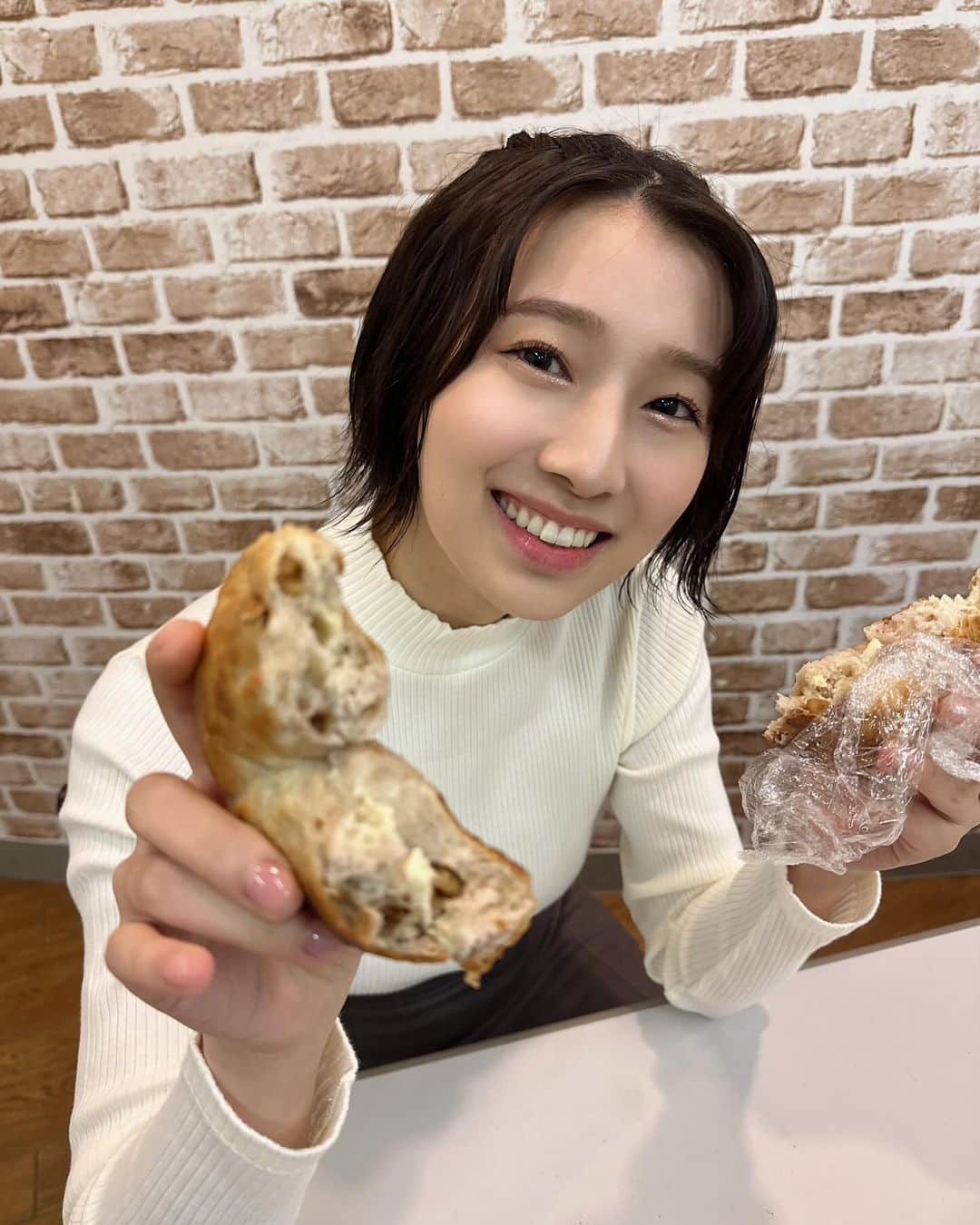 安部若菜さんのインスタグラム写真 - (安部若菜Instagram)「マイブーム、ベーグル🥯  パン、好き？  #ユニクロ#grl#グレイル#ニット#白ニット#リブニット#ショート#ショートヘア#ショートヘアアレンジ#ベーグル」11月26日 19時30分 - _wakapon_