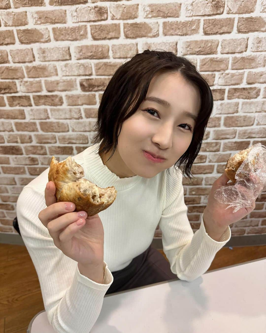 安部若菜さんのインスタグラム写真 - (安部若菜Instagram)「マイブーム、ベーグル🥯  パン、好き？  #ユニクロ#grl#グレイル#ニット#白ニット#リブニット#ショート#ショートヘア#ショートヘアアレンジ#ベーグル」11月26日 19時30分 - _wakapon_