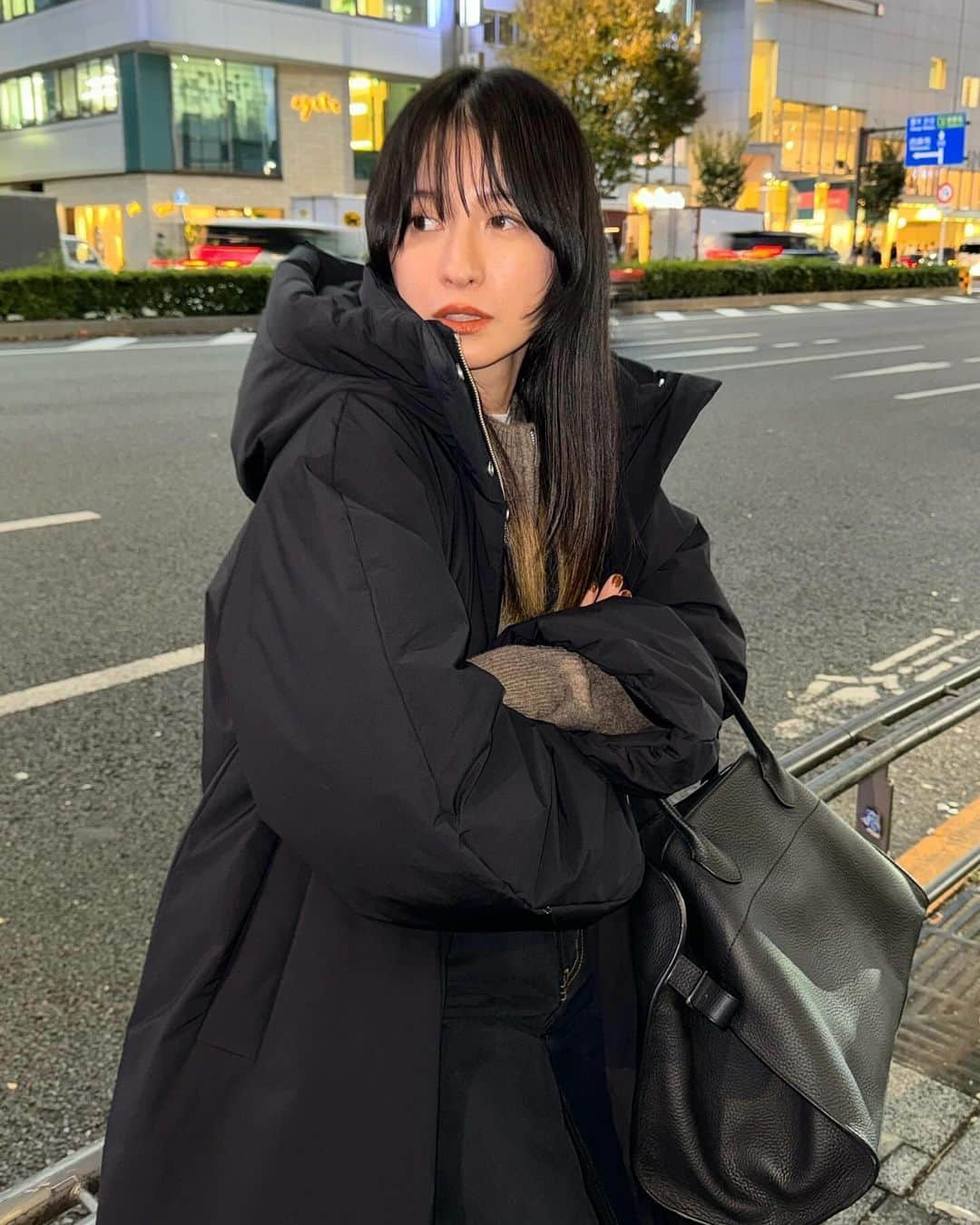 松本恵奈さんのインスタグラム写真 - (松本恵奈Instagram)「こんばんは。少し前の私服です♡ 寒い日はほぼ毎日着ています。 （ちなみに今日も山梨に来ているんだけど モンスターダウン着てきたよ。笑） 私服写真がモンスターダウンばかりになってきて もはや載せるか迷うレベル😂 でもそのくらい欠かせないアウターという事ですね🫶🏻 もうすぐ発売なのでお楽しみに！  BALLOON HOODIE LONG DOWN COAT : clane(12/1発売） YAK KNIT : clane(発売中) THUMB DENIM PANTS : clane(発売中) shoes : pellico Bag : the row #clane #私服」11月25日 23時35分 - ena1123