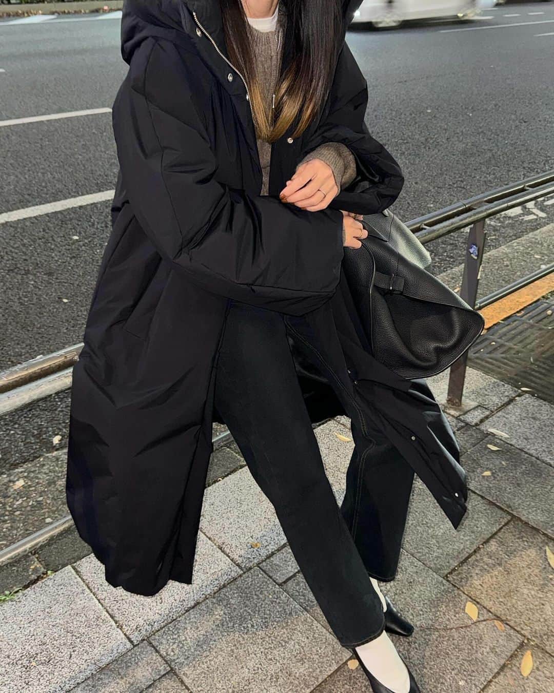 松本恵奈さんのインスタグラム写真 - (松本恵奈Instagram)「こんばんは。少し前の私服です♡ 寒い日はほぼ毎日着ています。 （ちなみに今日も山梨に来ているんだけど モンスターダウン着てきたよ。笑） 私服写真がモンスターダウンばかりになってきて もはや載せるか迷うレベル😂 でもそのくらい欠かせないアウターという事ですね🫶🏻 もうすぐ発売なのでお楽しみに！  BALLOON HOODIE LONG DOWN COAT : clane(12/1発売） YAK KNIT : clane(発売中) THUMB DENIM PANTS : clane(発売中) shoes : pellico Bag : the row #clane #私服」11月25日 23時35分 - ena1123