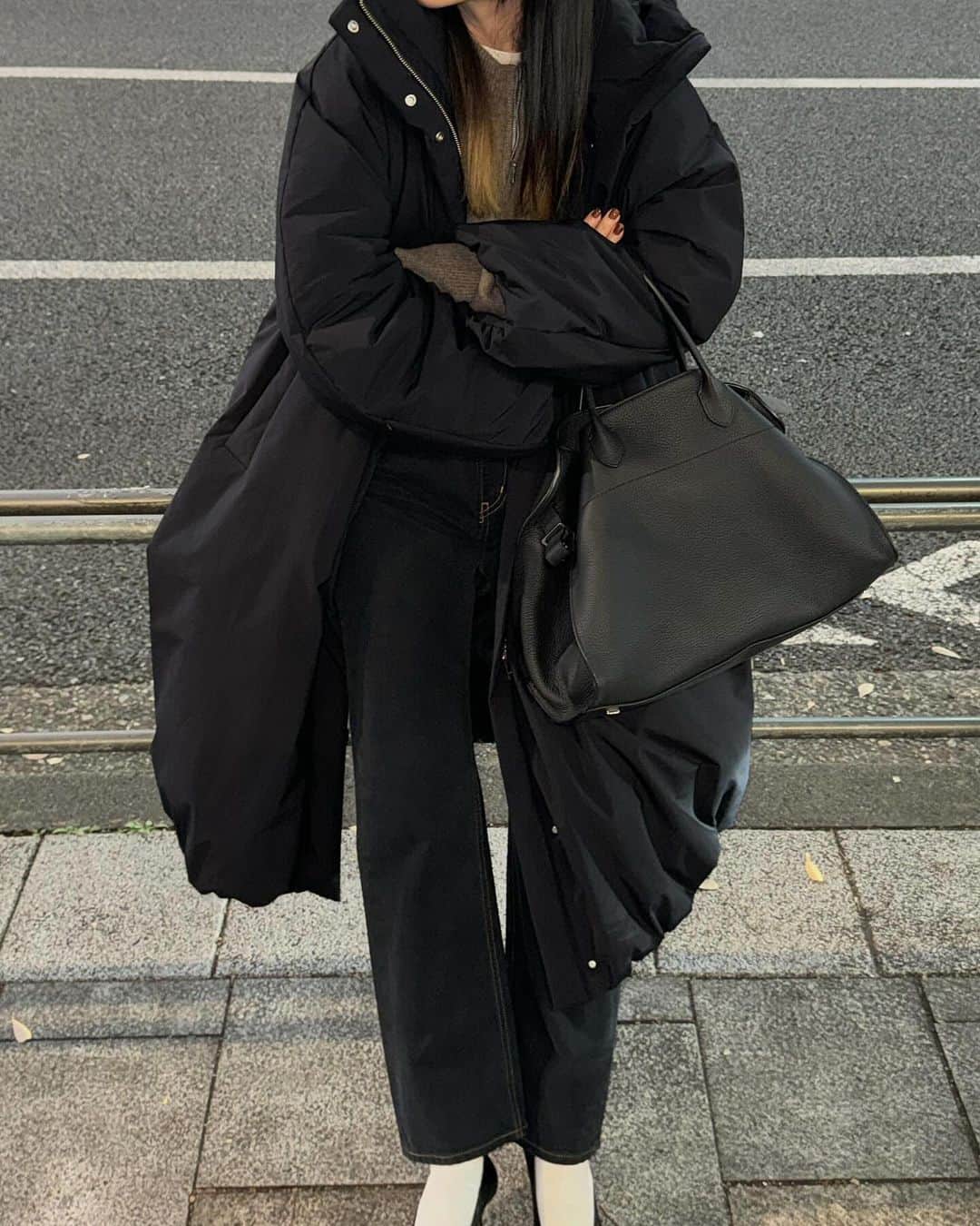 松本恵奈さんのインスタグラム写真 - (松本恵奈Instagram)「こんばんは。少し前の私服です♡ 寒い日はほぼ毎日着ています。 （ちなみに今日も山梨に来ているんだけど モンスターダウン着てきたよ。笑） 私服写真がモンスターダウンばかりになってきて もはや載せるか迷うレベル😂 でもそのくらい欠かせないアウターという事ですね🫶🏻 もうすぐ発売なのでお楽しみに！  BALLOON HOODIE LONG DOWN COAT : clane(12/1発売） YAK KNIT : clane(発売中) THUMB DENIM PANTS : clane(発売中) shoes : pellico Bag : the row #clane #私服」11月25日 23時35分 - ena1123