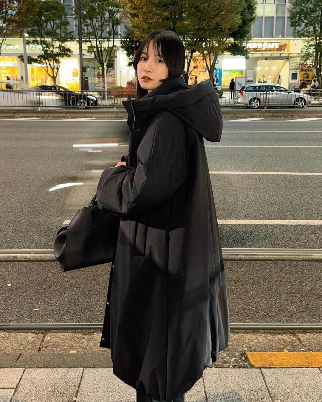 松本恵奈さんのインスタグラム写真 - (松本恵奈Instagram)「こんばんは。少し前の私服です♡ 寒い日はほぼ毎日着ています。 （ちなみに今日も山梨に来ているんだけど モンスターダウン着てきたよ。笑） 私服写真がモンスターダウンばかりになってきて もはや載せるか迷うレベル😂 でもそのくらい欠かせないアウターという事ですね🫶🏻 もうすぐ発売なのでお楽しみに！  BALLOON HOODIE LONG DOWN COAT : clane(12/1発売） YAK KNIT : clane(発売中) THUMB DENIM PANTS : clane(発売中) shoes : pellico Bag : the row #clane #私服」11月25日 23時35分 - ena1123