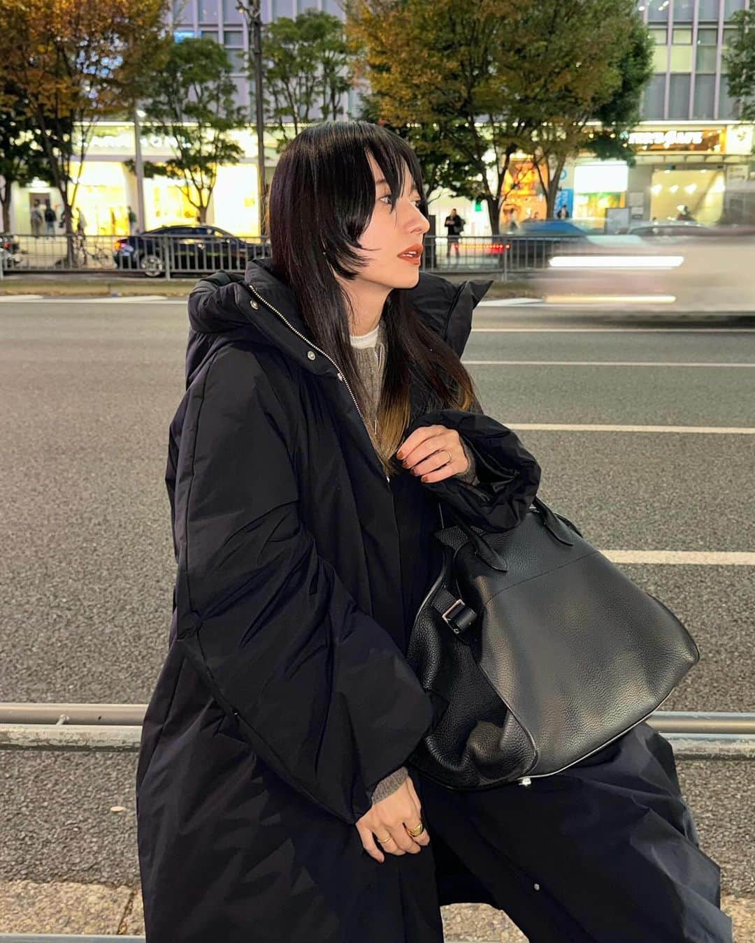 松本恵奈のインスタグラム：「こんばんは。少し前の私服です♡ 寒い日はほぼ毎日着ています。 （ちなみに今日も山梨に来ているんだけど モンスターダウン着てきたよ。笑） 私服写真がモンスターダウンばかりになってきて もはや載せるか迷うレベル😂 でもそのくらい欠かせないアウターという事ですね🫶🏻 もうすぐ発売なのでお楽しみに！  BALLOON HOODIE LONG DOWN COAT : clane(12/1発売） YAK KNIT : clane(発売中) THUMB DENIM PANTS : clane(発売中) shoes : pellico Bag : the row #clane #私服」
