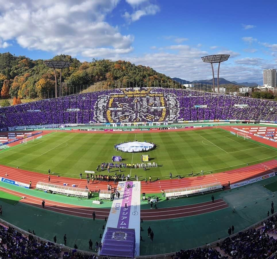 森崎浩司のインスタグラム：「苦楽を共にした場所🏟️ それがエディオンスタジアム🏟️  サンフレッチェ広島にとって有終の美を飾ることができました✨  今日は余韻に浸り、関わってくださった皆さんにとっても最高の1日になったんじゃないかなと思います😊  ありがとうエディオンスタジアム🙇‍♂️」