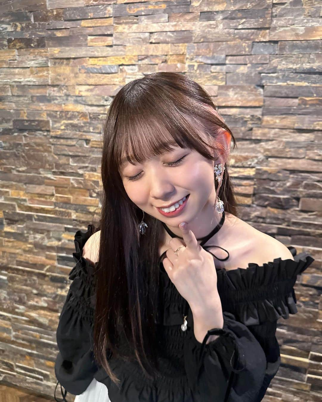 松田美里さんのインスタグラム写真 - (松田美里Instagram)「カレンダーbookイベント 2日目は大人でした、、 意外な黒を、、！  ︎︎ スタイリストのありちゃんが前回は みりちゃんにはピンク持っていきたくなるんだよね って ピンクセレクトしてくれてたので 今回雰囲気ガラリと変えてくれて楽しかった〜 どちらも嬉しい！💫 @a6655321    ︎︎ メイクのけいてぃーも今回は逆に濃くないちゅるんにしてくれましたᴖ_ᴖ🩷ストレートヘア提案神 @m_kate548  みりの個人写真集の時もおふたかたがチームでやってくれてたので、ほんとマイホームのような安心感の中お仕事出来て幸せなんだ！おふたかたというかほぼ全員チームメンバー変わらずだ、笑  ︎︎ 大好き！  ︎︎  ︎︎ なので自然体で作れた作品とそのイベント ファンの皆に一緒に過ごしてもらえてみり今回もルンルンだった〜 皆様たくさん見てくれてありがとう🩷 べた褒めで照れました🤣  ︎︎ 新しい1年のお供に選んでくれて嬉しいのです おそばに居ますね  ︎︎  ︎︎  ︎︎  ︎︎」11月25日 23時49分 - miri_matsuda