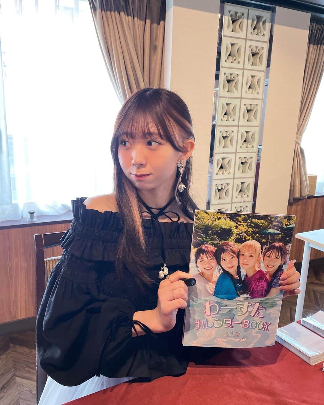 松田美里さんのインスタグラム写真 - (松田美里Instagram)「カレンダーbookイベント 2日目は大人でした、、 意外な黒を、、！  ︎︎ スタイリストのありちゃんが前回は みりちゃんにはピンク持っていきたくなるんだよね って ピンクセレクトしてくれてたので 今回雰囲気ガラリと変えてくれて楽しかった〜 どちらも嬉しい！💫 @a6655321    ︎︎ メイクのけいてぃーも今回は逆に濃くないちゅるんにしてくれましたᴖ_ᴖ🩷ストレートヘア提案神 @m_kate548  みりの個人写真集の時もおふたかたがチームでやってくれてたので、ほんとマイホームのような安心感の中お仕事出来て幸せなんだ！おふたかたというかほぼ全員チームメンバー変わらずだ、笑  ︎︎ 大好き！  ︎︎  ︎︎ なので自然体で作れた作品とそのイベント ファンの皆に一緒に過ごしてもらえてみり今回もルンルンだった〜 皆様たくさん見てくれてありがとう🩷 べた褒めで照れました🤣  ︎︎ 新しい1年のお供に選んでくれて嬉しいのです おそばに居ますね  ︎︎  ︎︎  ︎︎  ︎︎」11月25日 23時49分 - miri_matsuda