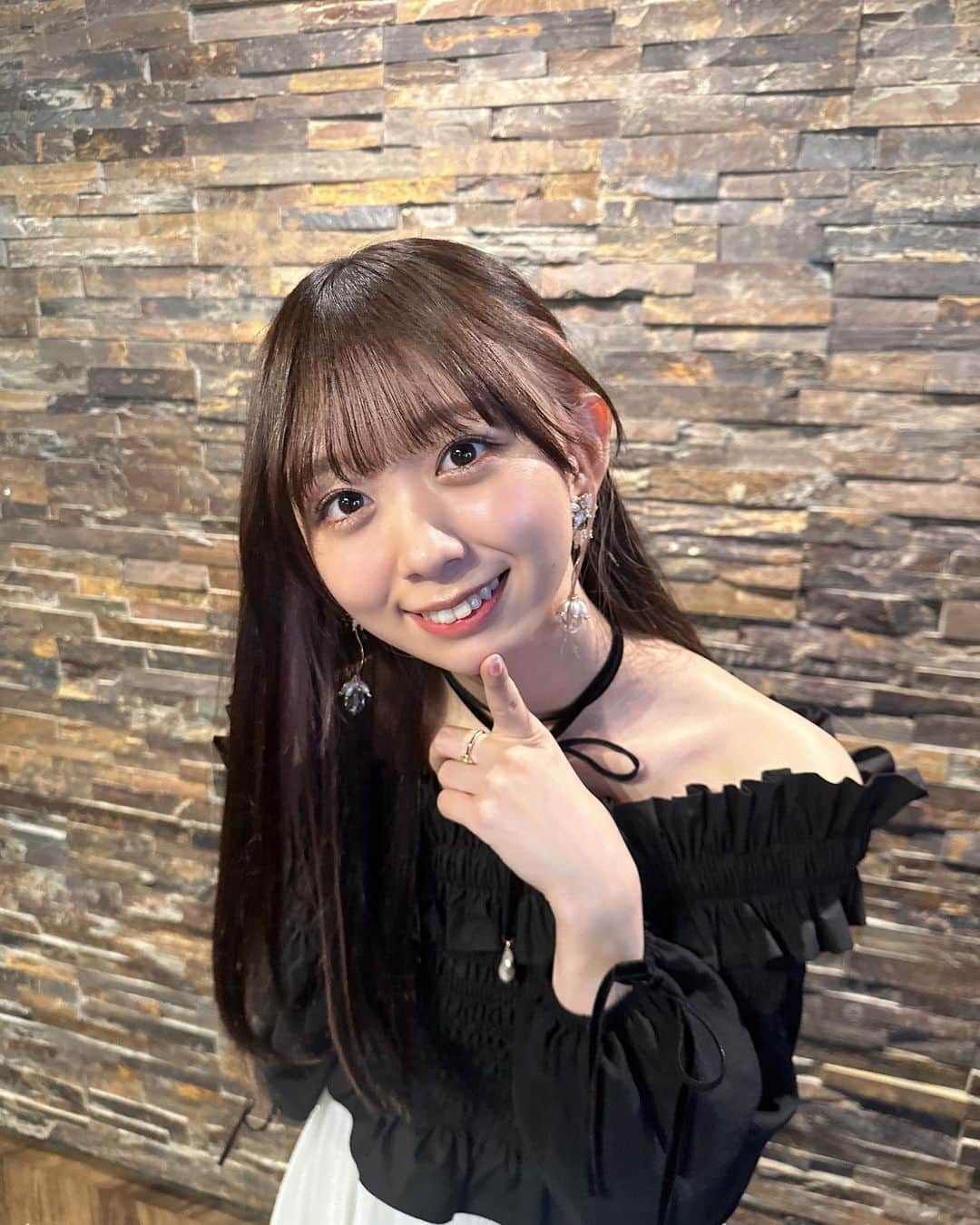 松田美里のインスタグラム：「カレンダーbookイベント 2日目は大人でした、、 意外な黒を、、！  ︎︎ スタイリストのありちゃんが前回は みりちゃんにはピンク持っていきたくなるんだよね って ピンクセレクトしてくれてたので 今回雰囲気ガラリと変えてくれて楽しかった〜 どちらも嬉しい！💫 @a6655321    ︎︎ メイクのけいてぃーも今回は逆に濃くないちゅるんにしてくれましたᴖ_ᴖ🩷ストレートヘア提案神 @m_kate548  みりの個人写真集の時もおふたかたがチームでやってくれてたので、ほんとマイホームのような安心感の中お仕事出来て幸せなんだ！おふたかたというかほぼ全員チームメンバー変わらずだ、笑  ︎︎ 大好き！  ︎︎  ︎︎ なので自然体で作れた作品とそのイベント ファンの皆に一緒に過ごしてもらえてみり今回もルンルンだった〜 皆様たくさん見てくれてありがとう🩷 べた褒めで照れました🤣  ︎︎ 新しい1年のお供に選んでくれて嬉しいのです おそばに居ますね  ︎︎  ︎︎  ︎︎  ︎︎」
