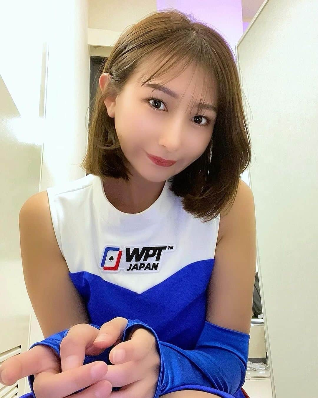 青木まりなのインスタグラム：「今日は、  11/23〜26で行われている ポーカーの世界大会WPT TOKYO 2023🏆 のイメージガールを務めさせていただきました🃏✨ @wpt_tokyo @worldpokertour   また明日も18:30〜26:00で会場にいます♡  当日参加も大丈夫です！ プレーしなくてもみるだけでも大丈夫です！ 入場無料なので是非お待ちしてます♠️♥️  Esthe Pro Laboさんから お菓子の差し入れも頂きました🍪 @estheprolabo_official   ギルトフリーのチョコレート グルテンフリーのクッキー！  ダイエット中に嬉しいお菓子🥹♡♡♡  明日は最終日！ 盛り上げていけるように頑張ります❣️  　 　 　 #wpt #wpttokyo #wpttokyo2023  #poker #ポーカー #EstheProLabo #エステプロラボ 　 　 　  　 　 　 　 　 　 　 　 　 　 　 　 　 　 　 　 　 　 　 　 　 　  . . .    #RIZIN #RIZINガール #RIZINガール2022 #ラウンドガール #レースクイーン #ringgirl #キックボクシング #kickboxing #キックボクシング女子 #筋トレ女子 #筋トレ #トレーニング #training #グラビア #グラビアアイドル #グラドル #ビジョビ #bijobi #gravure」