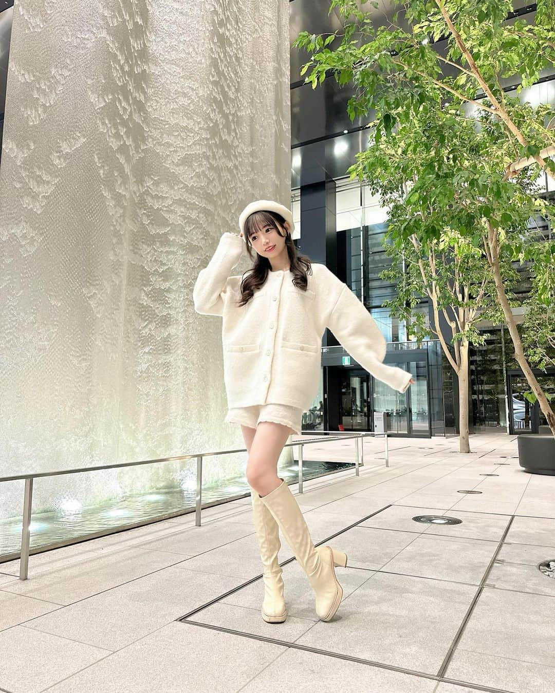 畑美紗起さんのインスタグラム写真 - (畑美紗起Instagram)「雪ん子ちゃんコーデかな？☃️  オーバーサイズで形がかわいい プルオーバーお気に入り〜🤍☁️  セットアップのニットパンツすんごく欲しかったんだけど 売り切れで買えなくて 持ってたパンツと合わせたよお🍨  ガーリーなのもすき？🫶🏻  #ファッション #ファッションコーデ #ホワイトコーデ #冬コーデ #秋コーデ #畑美紗起 #みちゃしふく #fashion #fashionstyle #dazzlin #fashionista #coordinate #me #shooting #ootd」11月25日 23時52分 - miiicha_0327