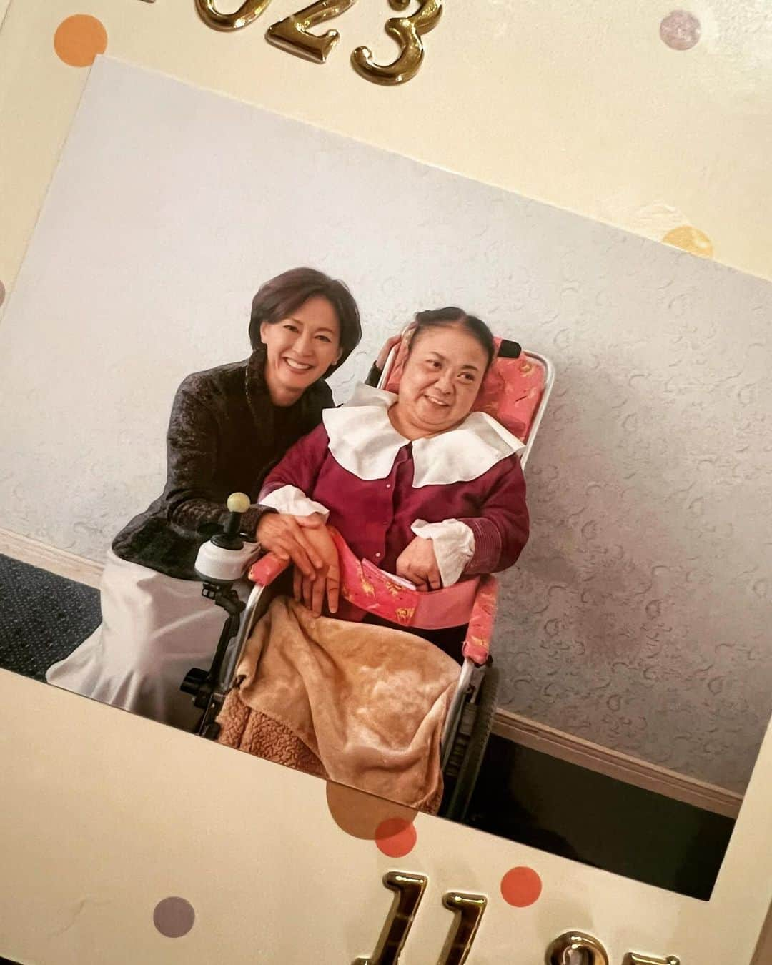 有森裕子さんのインスタグラム写真 - (有森裕子Instagram)「1996年、アトランタオリンピックが終わってから最初に岡山の津山市にある養護施設の方からお手紙をいただきうけた仕事。 少し大きめの字で一生懸命書かれた約22枚ほどの思いの伝わる手紙だった。 「津山市で第9回津山国際車椅子駅伝競走大会をやるので、ぜひがんばる選手を応援し、盛り上げるためこの大会に来て欲しい」と。 その手紙を書いたのが彼女だった。  あれから27年、再びその津山市の施設から講演の依頼。 あの時の出会いがきっかけで、再びこのような素敵な機会をいただきました！  感謝🙏  #社会福祉法人千寿福祉会 #津山市 #社会福祉法人鶯園」11月25日 23時52分 - arimori.yuko33