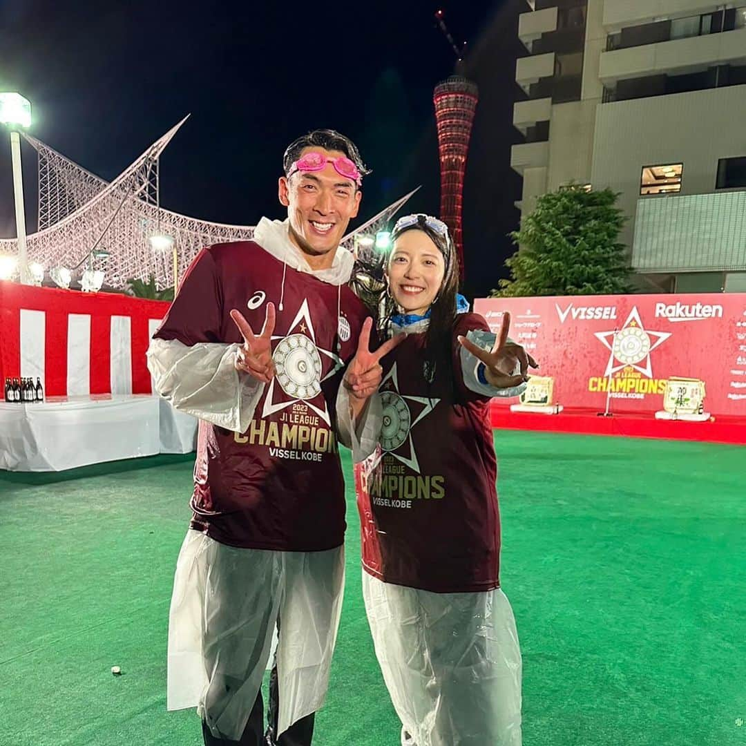 三谷紬のインスタグラム：「❤️🤍 ヴィッセル神戸の優勝を 取材してきました！！ 槙野さんと人生初ビールかけにも参加させて頂きました🍺 初優勝の喜びはひとしおで、 寒空を忘れてしまう盛り上がりでした。 やはり優勝をお祝いできる瞬間は 本当に仕事冥利に尽きます。 私まで幸せな気分を分けて頂けました🥺 改めてヴィッセル神戸の皆さん 優勝おめでとう御座います🥳🏆 * #ヴィッセル神戸#visselkobe#神戸#kobe#soccer#football#サッカー#jleague#j#league#jリーグ#ビールかけ#ビール#beer#優勝#初優勝#champion#チャンピオン#槙野智章 さん#テレビ朝日#アナウンサー#三谷紬」