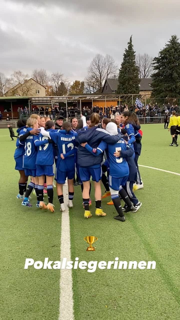 シャルケ04のインスタグラム：「🏆 So sehen Siegerinnen aus! 🔵⚪️ Die #U17 sichert sich den Kreispokal 💪 . . #S04 #S04FRAUEN #Pokal #Siegerinnen」