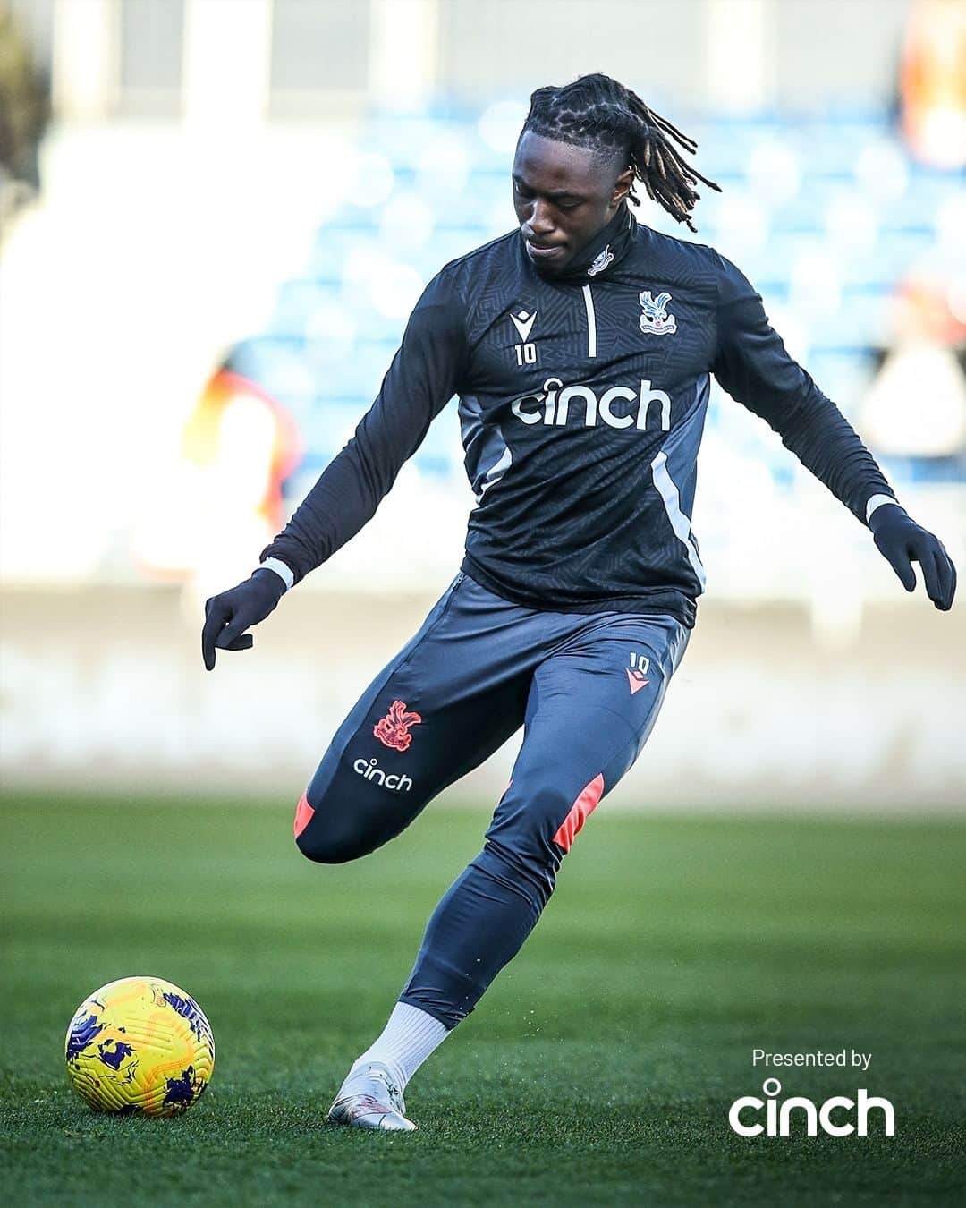 クリスタル・パレスFCさんのインスタグラム写真 - (クリスタル・パレスFCInstagram)「The final touches 🎨  #CPFC #PremierLeague #PL #CrystalPalace #Luton」11月25日 23時59分 - cpfc