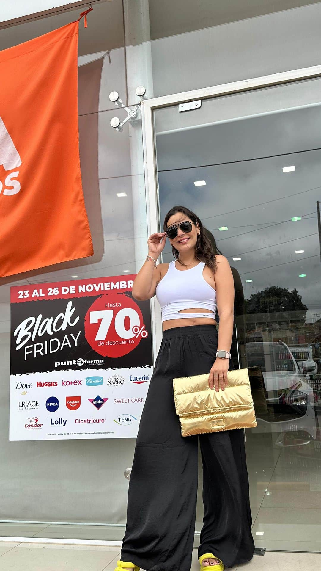 ラリッサ・リケルメのインスタグラム：「Oficialmente..! ❤️ #blackfriday llegó a @puntofarmapy     Aprovechamos hasta el 70% de descuento..! 🥰👌」