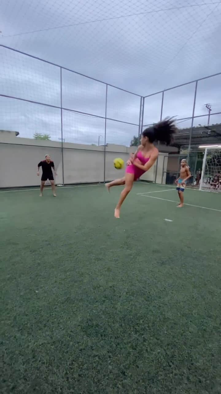 F2Freestylersのインスタグラム：「@biah_azz is tooooo tekky!!! 🇧🇷🤩💫  #football #volleyball #soccer #brasil #neymar #ronaldinho」