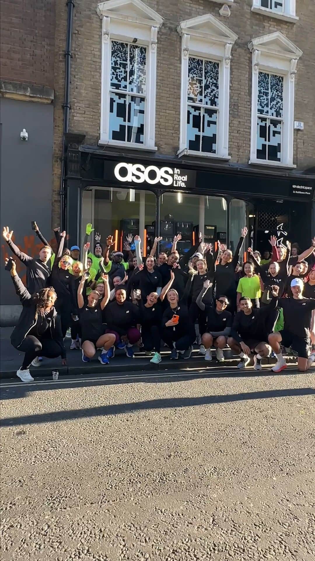 ASOSのインスタグラム：「Finally left our rot cave to run with New Balance 🫶 We started at ASOS IRL and ended with 🥐s  Come see what else is happening @ the pop-up!  📍11 Rathbone Place, London W1T 1HR」