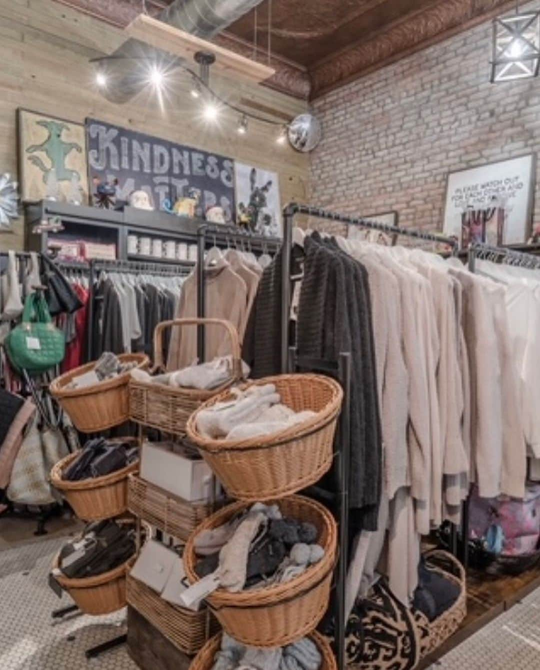 ベアフットドリームスさんのインスタグラム写真 - (ベアフットドリームスInstagram)「Happy Small Business Saturday! In celebration of today we are highlighting a few of our cozy boutiques across the country who carry Barefoot Dreams! When you support local, you are also supporting your town, city, and neighborhood! Spread the love by tagging your favorite small business 🤍 #smallbusinessaturday」11月26日 0時08分 - barefootdreams