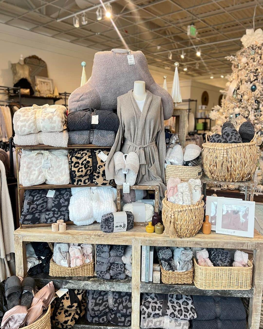 ベアフットドリームスさんのインスタグラム写真 - (ベアフットドリームスInstagram)「Happy Small Business Saturday! In celebration of today we are highlighting a few of our cozy boutiques across the country who carry Barefoot Dreams! When you support local, you are also supporting your town, city, and neighborhood! Spread the love by tagging your favorite small business 🤍 #smallbusinessaturday」11月26日 0時08分 - barefootdreams